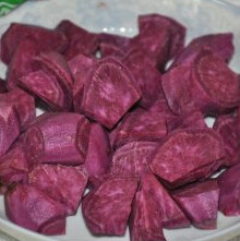 紫薯爱虾仁 ,<a style='color:red;display:inline-block;' href='/shicai/ 2643'>紫薯</a>切成滚刀块，用油炸至表面略微变硬，捞出备用