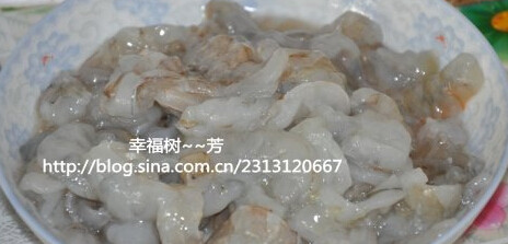紫薯爱虾仁 ,<a style='color:red;display:inline-block;' href='/shicai/ 287'>虾仁</a>用<a style='color:red;display:inline-block;' href='/shicai/ 718'>料酒</a>和盐<a style='color:red;display:inline-block;' href='/shicai/ 17'>蛋清</a>腌制15分钟