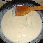 虾仁芝士焗乌冬 ,<a style='color:red;display:inline-block;' href='/shicai/ 887'>黄油</a>化开加<a style='color:red;display:inline-block;' href='/shicai/ 519'>面粉</a>炒成团，倒入<a style='color:red;display:inline-block;' href='/shicai/ 219'>牛奶</a>炒成奶糊