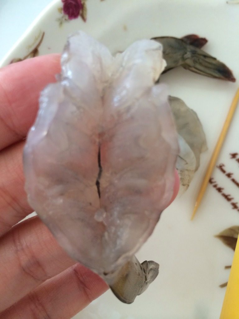 炸虾排,如图,用刀子把虾切成两半,切记不要切断。