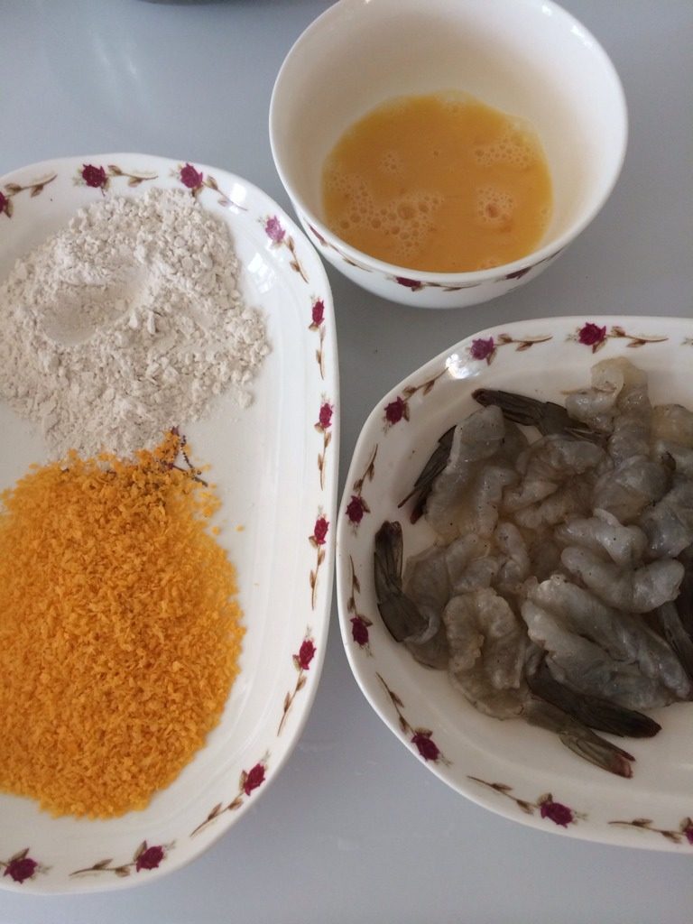 炸虾排,如图,准备好面包糠、鸡蛋、淀粉。