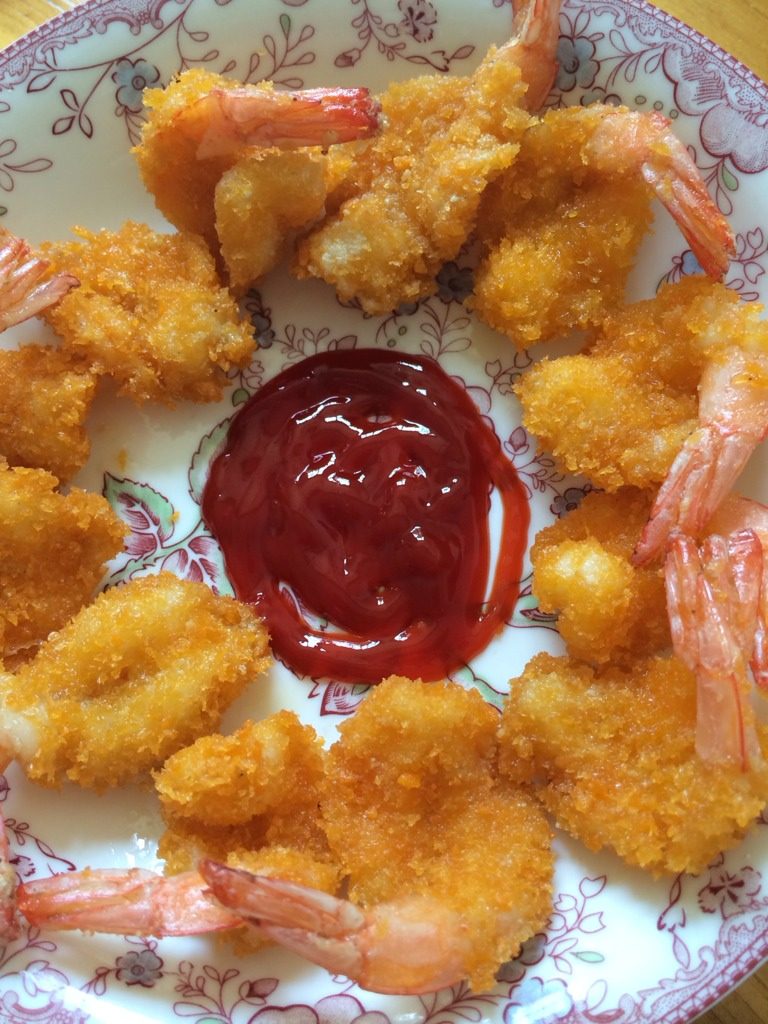 炸虾排,装盘。沾着番茄酱吃,味道相当不错。
