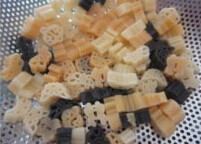 金沙南瓜奶酱意面,水煮<a style='color:red;display:inline-block;' href='/shicai/ 5030'>意面</a>，大概5-7分钟，煮好沥水。