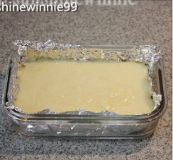 醇香牛奶糖 ,准备容器，里面铺上锡纸，倒入奶酱，稍放凉后入冰箱冷冻