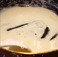 醇香牛奶糖 ,一直煮到奶液成酱一样的浓稠状