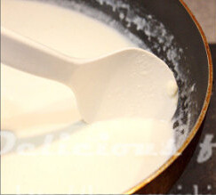 醇香牛奶糖 ,开火，先用中火把奶液烧开，再用小火慢煮