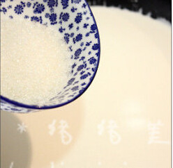 醇香牛奶糖 ,把淡奶油和牛奶倒在平底锅里，加入白糖