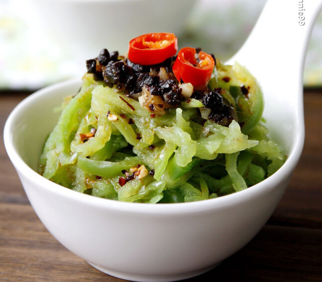 豉椒苦瓜丝,盐 <a style='color:red;display:inline-block;' href='/shicai/ 756'>鸡精</a> <a style='color:red;display:inline-block;' href='/shicai/ 847'>香油</a> <a style='color:red;display:inline-block;' href='/shicai/ 3729'>白糖</a> <a style='color:red;display:inline-block;' href='/shicai/ 852'>辣椒油</a>调成料汁淋在苦瓜上，再倒入炒香的豆豉和蒜，拌匀就OK啦。