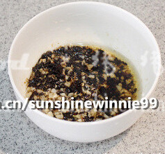 豉椒苦瓜丝,<a style='color:red;display:inline-block;' href='/shicai/ 694'>豆豉</a>和蒜切成末，用热油将<a style='color:red;display:inline-block;' href='/shicai/ 694'>豆豉</a>和蒜炒香