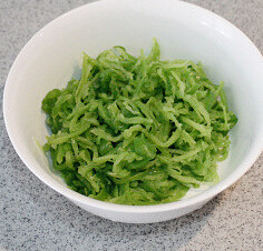 豉椒苦瓜丝,捞起，放在凉水里过凉，滤干水份