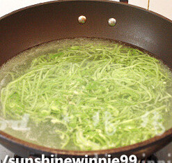 豉椒苦瓜丝,锅内烧水，水开后，放入一勺盐和几滴油，将苦瓜丝和青椒丝放入，小焯一下