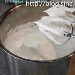 蛋白霜小蘑菇,先用低速打,加少几滴白醋或柠檬汁,再用高速继续搅打,打至硬性发泡状态