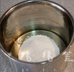 蛋白霜小蘑菇,先用料理机将白砂糖打磨成糖粉,加入蛋清中