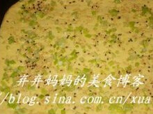 葱油奶酪面包,发酵好的面片,用叉子在上面均匀的扎眼,然后刷蛋液,均匀的撒上<a style='color:red;display:inline-block;' href='/shicai/ 704'>椒盐</a>、葱花、黑白芝麻