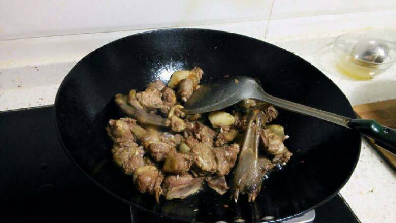 酸萝卜炖老鸭汤,锅里烧热(不放油),倒入鸭块翻炒直至炒出油,鸭块炒香变色时倒入汤锅。
锅里烧热少许油炒香姜块和酸萝卜条炒香。