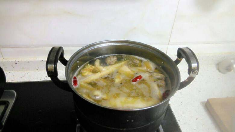 酸萝卜炖老鸭汤,全部倒入汤锅,加入大半锅开水(水要确保充足,因为老鸭要慢炖),加入<a style='color:red;display:inline-block;' href='/shicai/ 86474'>干辣椒</a>和花椒。烧开后转中小火慢炖一小时左右,中间要用汤勺搅拌几次。
