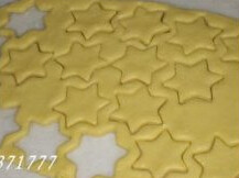 小星星饼干 ,取出面团,将面团擀成面片,用模具切割成饼干生坯
