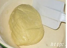 小星星饼干 ,将低粉过筛,加入黄油鸡蛋糊中,用橡皮刮刀拌匀,形成面团