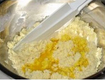 小星星饼干 ,慢慢加入蛋液,与黄油混合均匀,