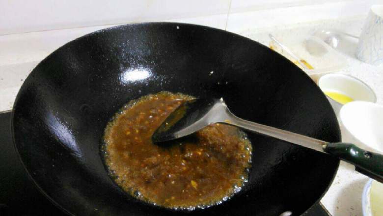 肉末蒸冬瓜,把盘里蒸出来的汁水小心倒出装入小碗,再加入两勺生抽几滴醋和少许盐,几粒鸡精和适量淀粉兑水成汁为待会的勾芡备用。
锅里烧热少许油爆香少许葱姜蒜末,倒入调好的汁水。