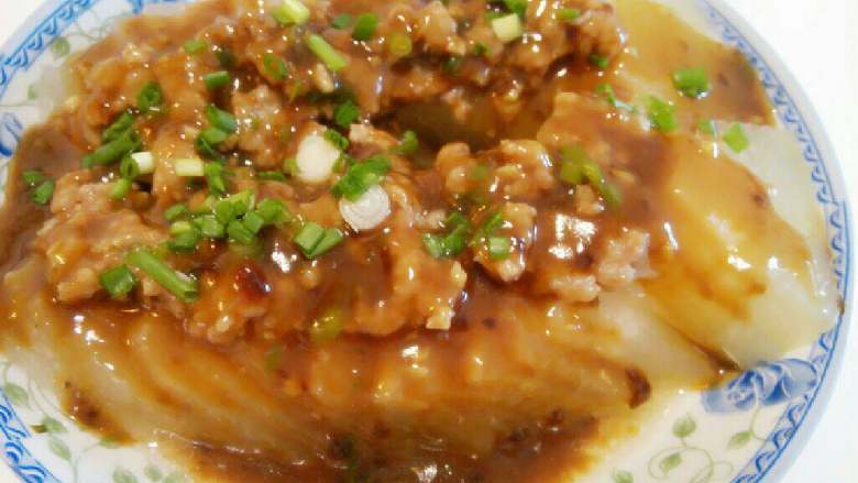 肉末蒸冬瓜,将勾好的芡汁(浓汁)均匀浇在整好的冬瓜肉末。