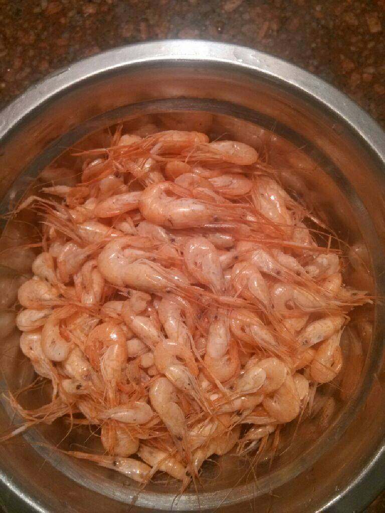 青椒炒河虾,锅烧热后，河虾倒入，不加油，炒5分钟左右，直至虾炒红，盛起来
