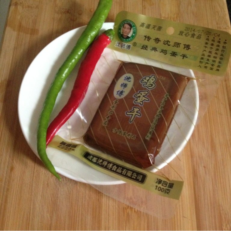 拌鸡蛋干,青红椒洗净