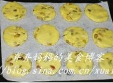 混合坚果饼干 ,取出面团条,揪成均匀的小面团,放入模具中压成饼干状,摆入铺纸的烤盘,留空隙