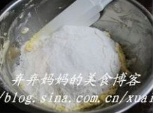 混合坚果饼干 ,加入蛋液,继续搅打均匀。低粉和泡打粉混合筛入,用橡皮刮刀翻拌均匀