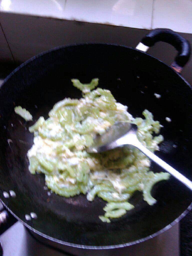 鸡蛋炒苦瓜,苦瓜切片，鸡蛋打散，锅放油，油热倒入苦瓜炒片刻，加盐，<a style='color:red;display:inline-block;' href='/shicai/ 756'>鸡精</a>。最后打入蛋汁。