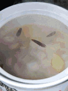 白萝卜牛腩汤,把牛腩连姜片和辣椒到入砂锅中,加冷水,烧开后加入萝卜块,转小火炖3小时左右