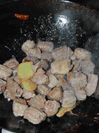 白萝卜牛腩汤,炒锅入油烧热,下生姜片和红辣椒,炒1分钟后,下入牛腩块,翻炒4-5分钟