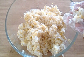 紫菜饭团子,调好的醋汁倒入二米饭上,抓均匀,静置三至五分钟
