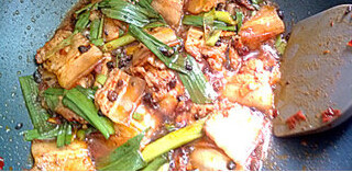生爆盐煎肉,放入蒜苗炒至断生，调入<a style='color:red;display:inline-block;' href='/shicai/ 717'>味精</a>，推均起锅盛盘即可