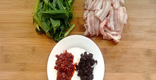 生爆盐煎肉,五花肉切片，<a style='color:red;display:inline-block;' href='/shicai/ 3349'>蒜苗</a>洗净斜刀切段，<a style='color:red;display:inline-block;' href='/shicai/ 2802'>老姜</a>切成指甲片状， <a style='color:red;display:inline-block;' href='/shicai/ 694'>豆豉</a>剁细
