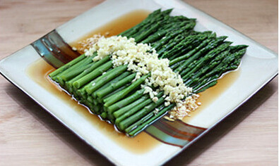 豆鼓油响芦,姜末、蒜末铺在芦笋上面