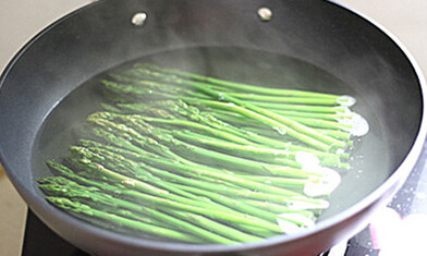 豆鼓油响芦,<a style='color:red;display:inline-block;' href='/shicai/ 122'>芦笋</a>去除根部，洗净，放入沸水中焯下水