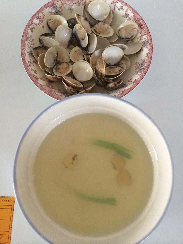 蛤蜊蒸蛋,蛤蜊捞好,蛤蜊炖出来的汤凉干。备用