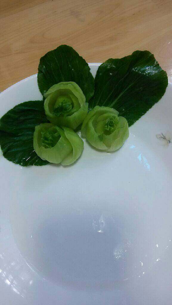 蚝油蘑菇青菜,青菜心去叶，可做成花样，焯水后摆盘