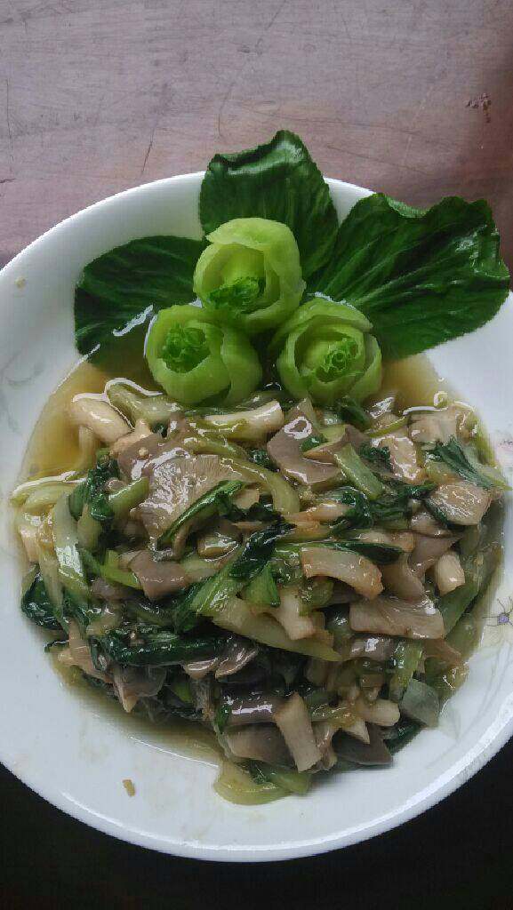 蚝油蘑菇青菜,少许油，油热后加蒜末，<a style='color:red;display:inline-block;' href='/shicai/ 721'>蚝油</a>炒香下蘑菇，青菜翻炒，豆粉勾欠出锅即可