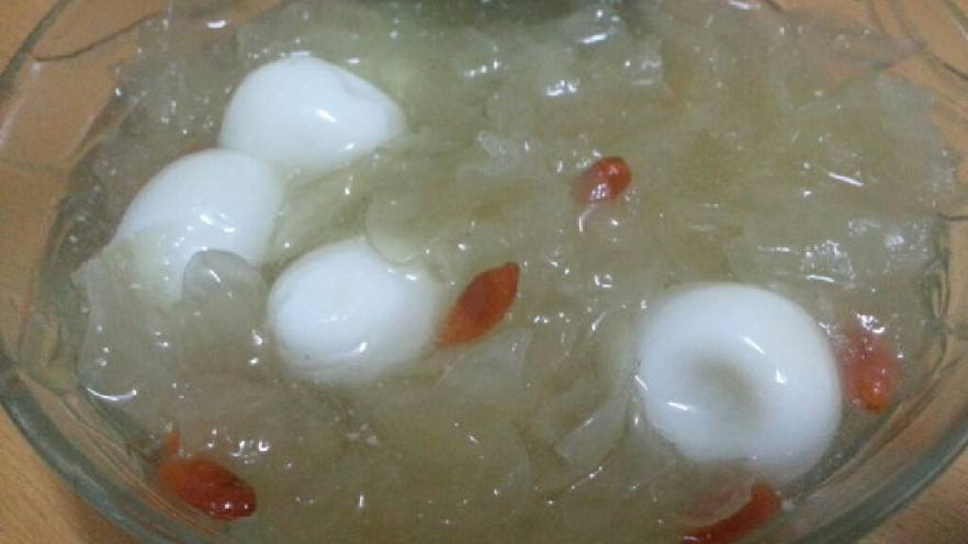 银耳鹌鹑蛋糖水