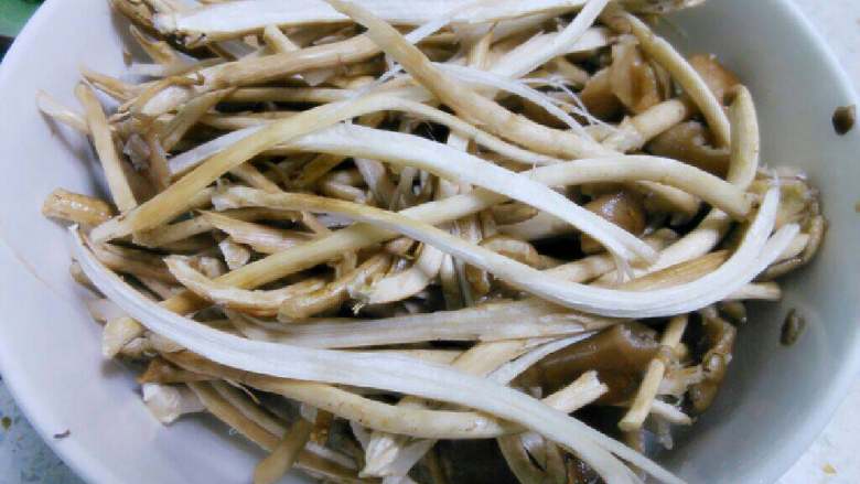 清蒸辣味蒜香茶树菇,<a style='color:red;display:inline-block;' href='/shicai/ 266'>茶树菇</a>洗净,沥干水份,把粗根的菇撕开,摆放眼里。