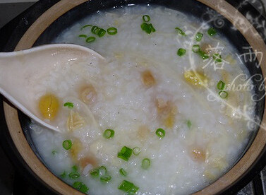 白果瑶柱腐皮粥,调入适量的盐，撒一把葱花拌匀即可