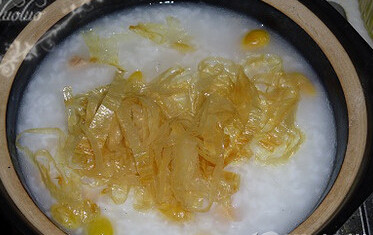 白果瑶柱腐皮粥,将<a style='color:red;display:inline-block;' href='/shicai/ 4199'>豆腐皮</a>剪成细丝加入粥中