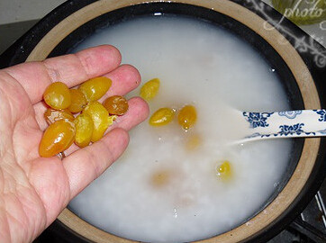白果瑶柱腐皮粥,再加入剥壳的银杏果再慢炖20分钟