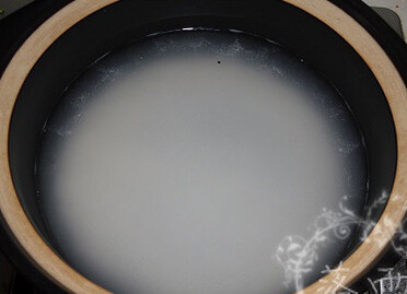白果瑶柱腐皮粥,<a style='color:red;display:inline-block;' href='/shicai/ 492'>大米</a>冼净浸泡后放砂锅加水烧开