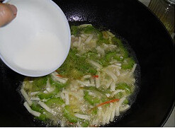 苦瓜豆腐汤,加水淀粉拌匀即可