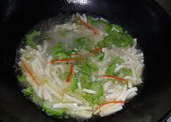 苦瓜豆腐汤,放入豆腐继续烧开，调入少量<a style='color:red;display:inline-block;' href='/shicai/ 720'>胡椒粉</a>，加几根胡萝卜丝调色