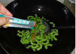 苦瓜豆腐汤,起油锅先将苦瓜炒一炒，加热水，再倒入一包史云生高浓高汤，再调点盐和<a style='color:red;display:inline-block;' href='/shicai/ 718'>料酒</a>