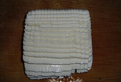 苦瓜豆腐汤,苦瓜洗净切片，豆腐切细条